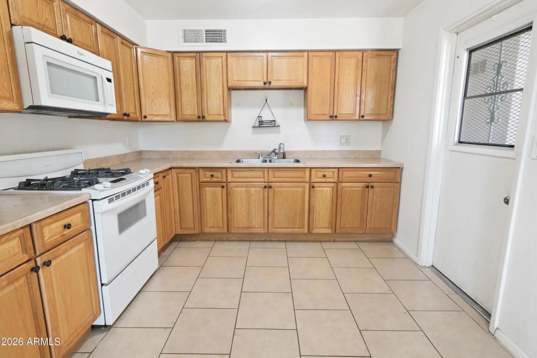 Real Estate Picture 4